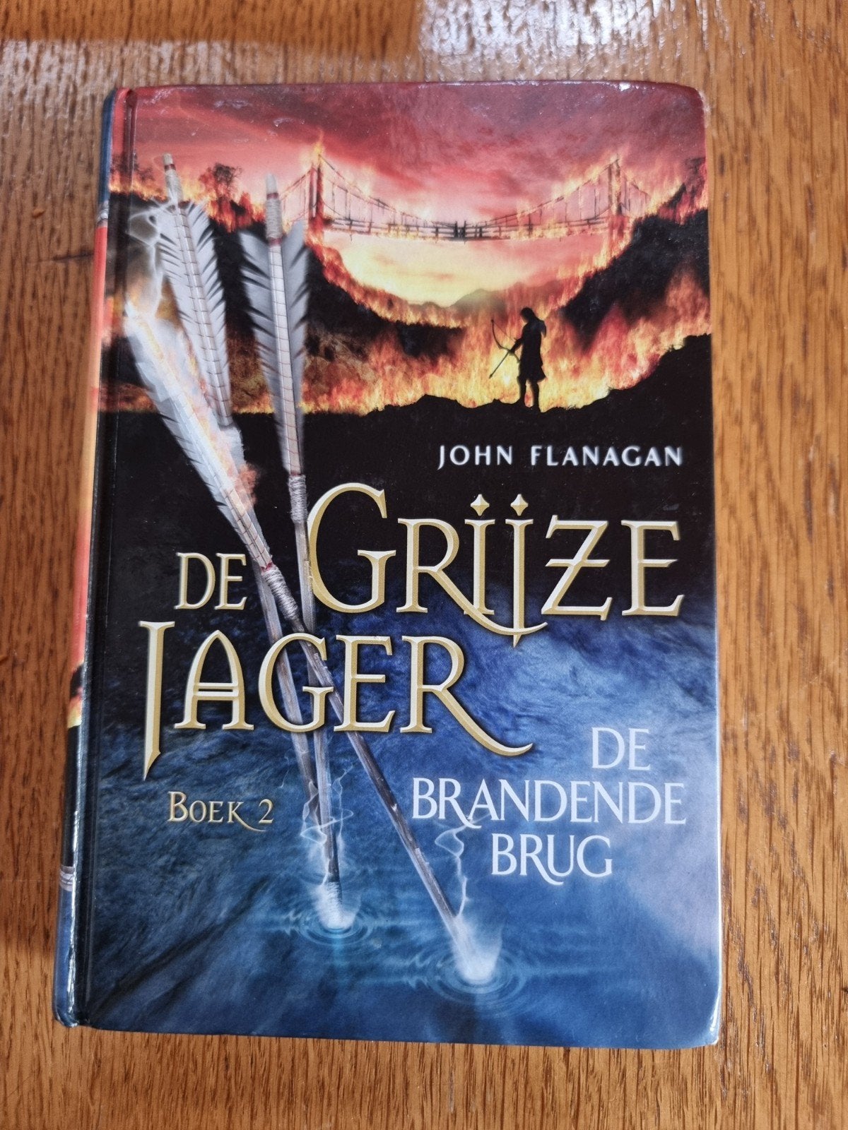 John Flanagan - De brandende brug, Boeken, Ophalen of Verzenden, Zo goed als nieuw, John Flanagan