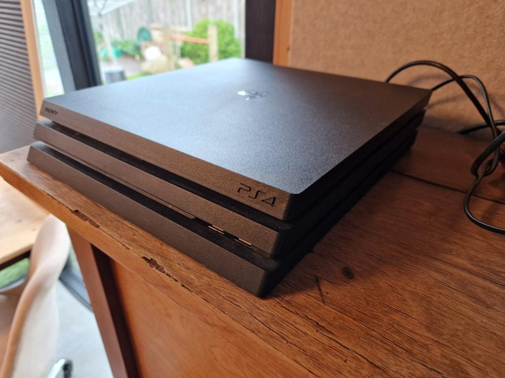 PlayStation 4 Pro 1TB met 2 controllers en 40inch Samsung tv, Ophalen, Met 2 controllers, 1 TB, Pro