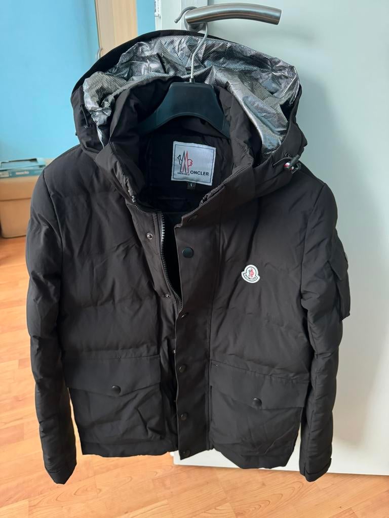 Te koop nieuw Moncler heren jas maat M zwarte kleur, Kleding | Heren, Jassen | Winter, Ophalen of Verzenden, Zo goed als nieuw