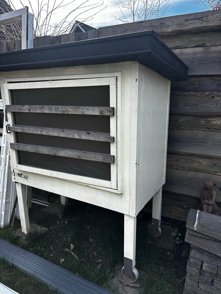 Lutjepotje (buitenslaaphuisje) met zo goed als nieuw matrasj, Kinderen en Baby's, Babywiegjes en Ledikanten, Ophalen, Gebruikt