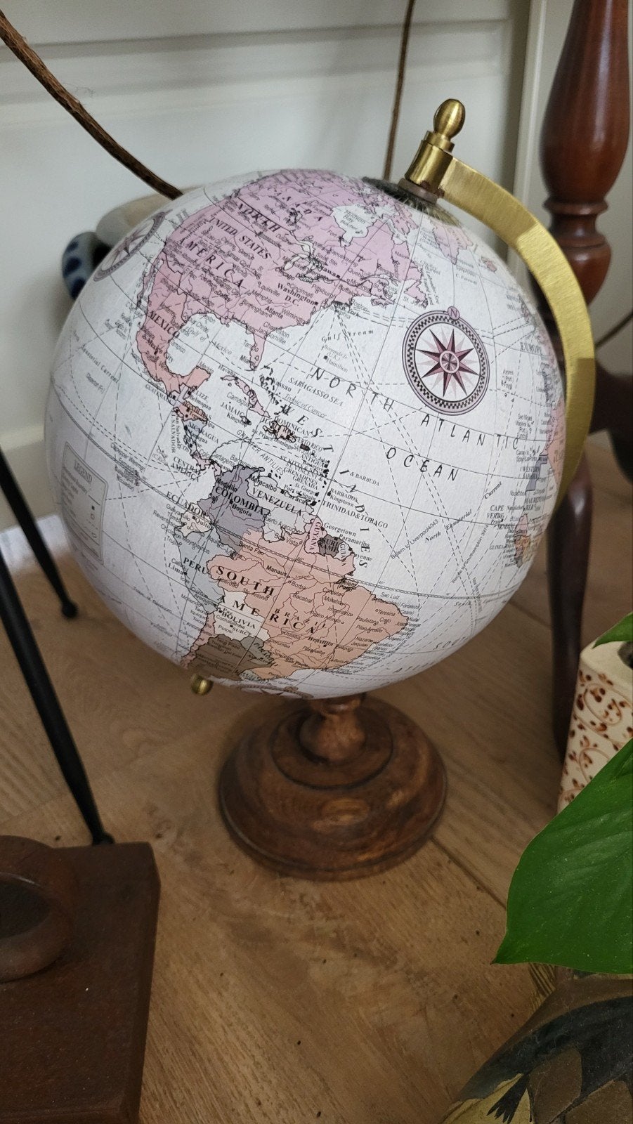 Decoratieve Wereldbol met Houten Voet en Roze/Grijze Tinten, Gebruikt, Ophalen of Verzenden, Educatief, Staatkundige wereldbol