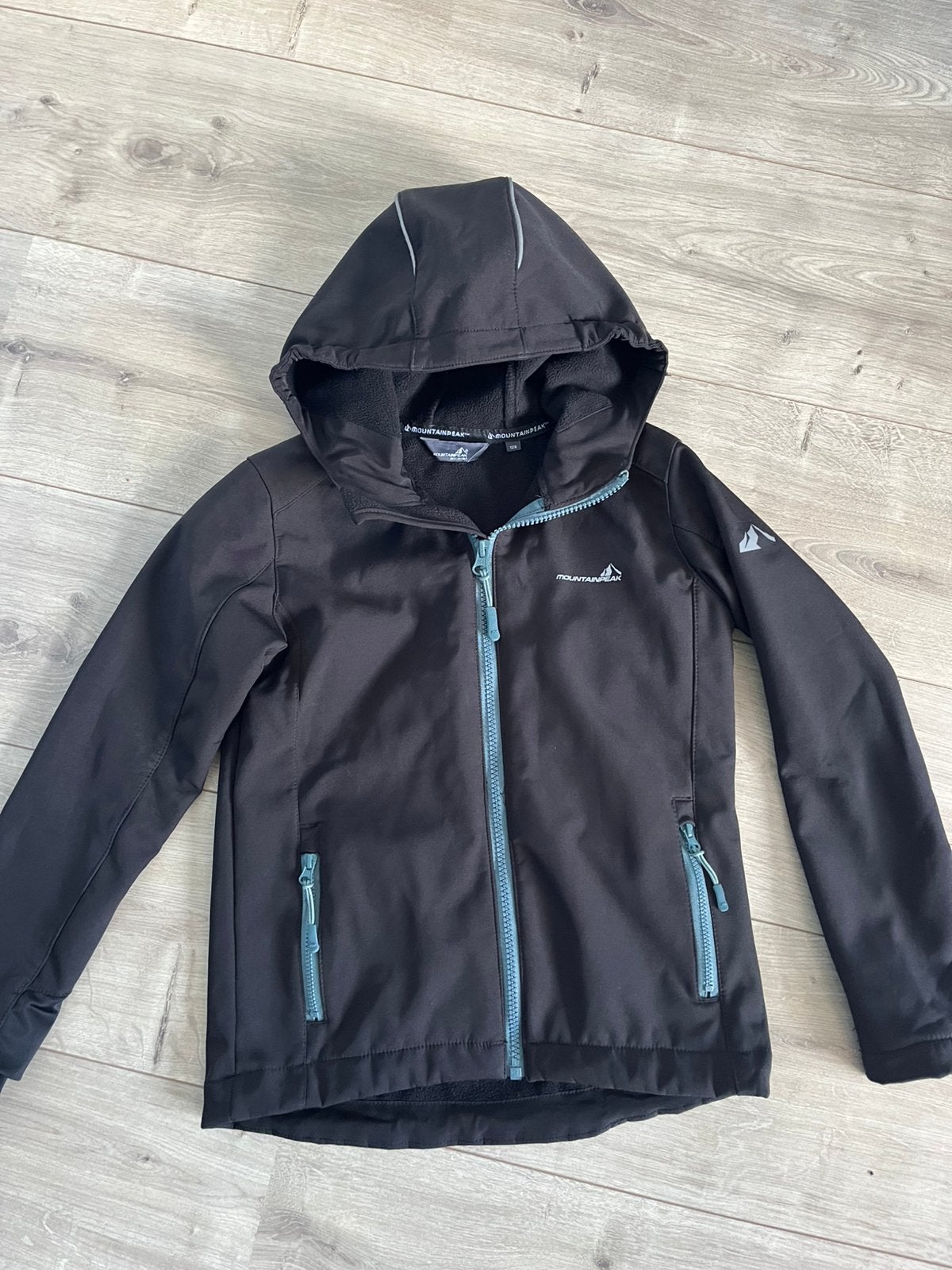 Kinder softshell jas, zwart maat 128, Ophalen of Verzenden, Zo goed als nieuw, Overige maten, Blauw
