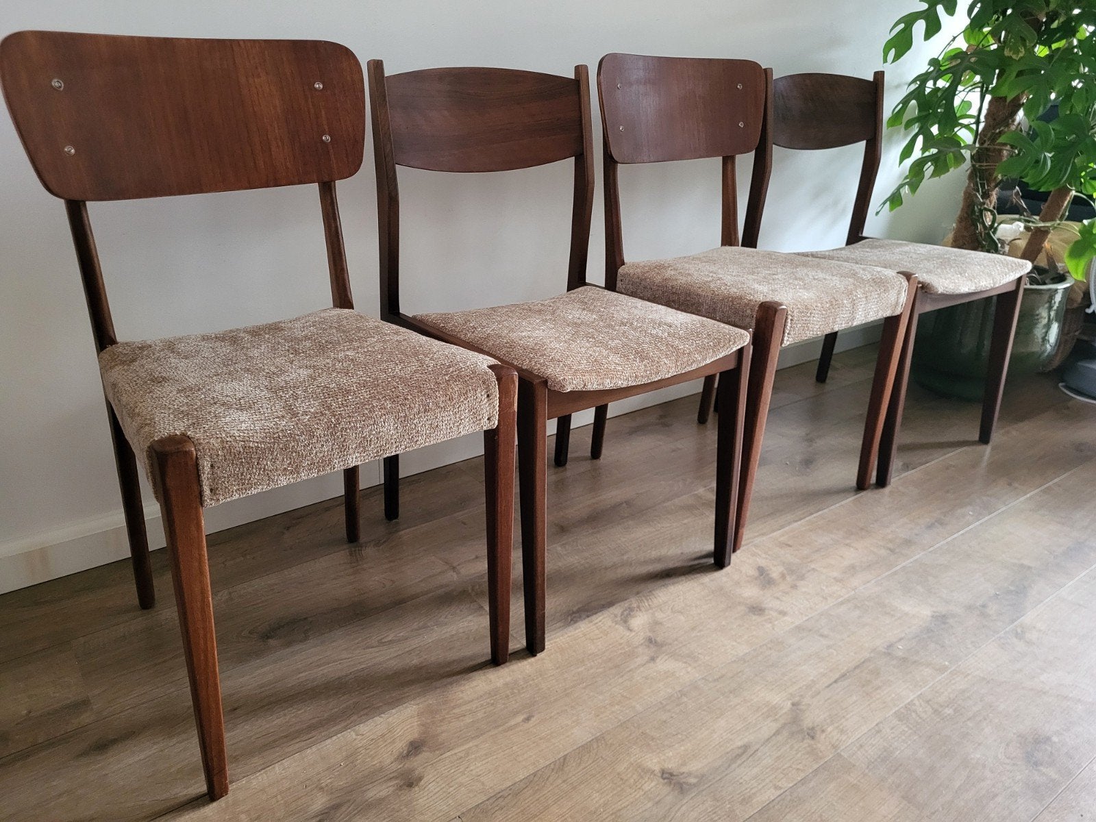 Set van 4 vintage eetkamerstoelen - nieuw gestoffeerd, Ophalen