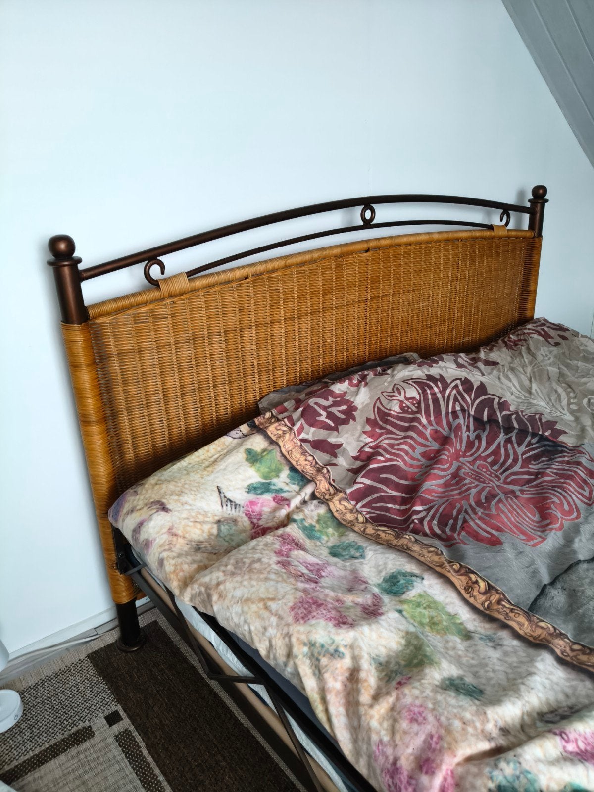 Tweepersoons bed met rieten hoofdeinde en voeteneinde, Huis en Inrichting, Ophalen, Gebruikt, Bruin, Tweepersoons