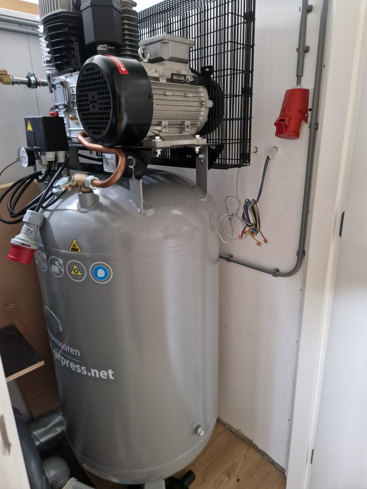 Airpress ongebruikt 3 fase 270L, 100 liter of meer, Ophalen, Zo goed als nieuw, 10 bar of meer