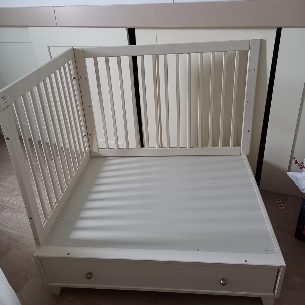 Creme- witte baby box met opberglade en extra bodem., Kinderen en Baby's, Kinderkamer | Complete kinderkamers, Ophalen, Gebruikt