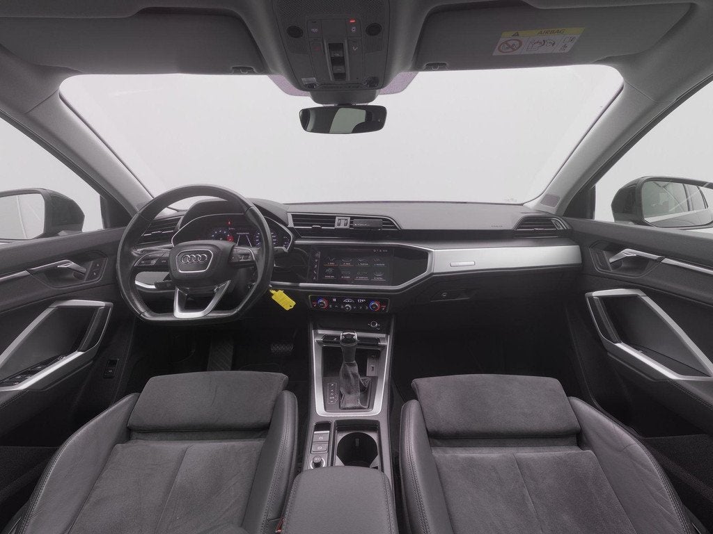 Audi Q3 S-Line 35 TFSI 150 PK | LED | Panoramadak | Trekhaak, 150 pk, Leder en Stof, Zwart, Bedrijf