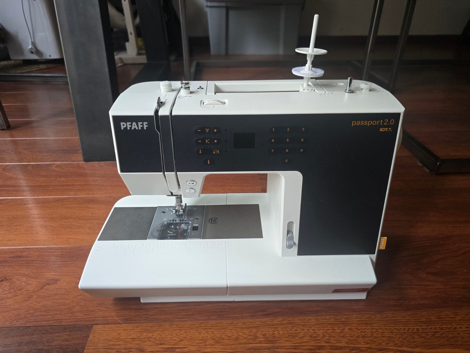Pfaff Passport 2.0 naaimachine met accessoires, Ophalen, Zo goed als nieuw, Naaimachine, Pfaff