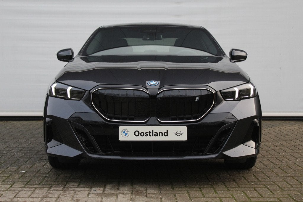 BMW i5 eDrive40 M Sport / Trekhaak / M Multifunctionele Stoe, Auto's, BMW, 2095 kg, Achterwielaandrijving, Zwart, Nieuw
