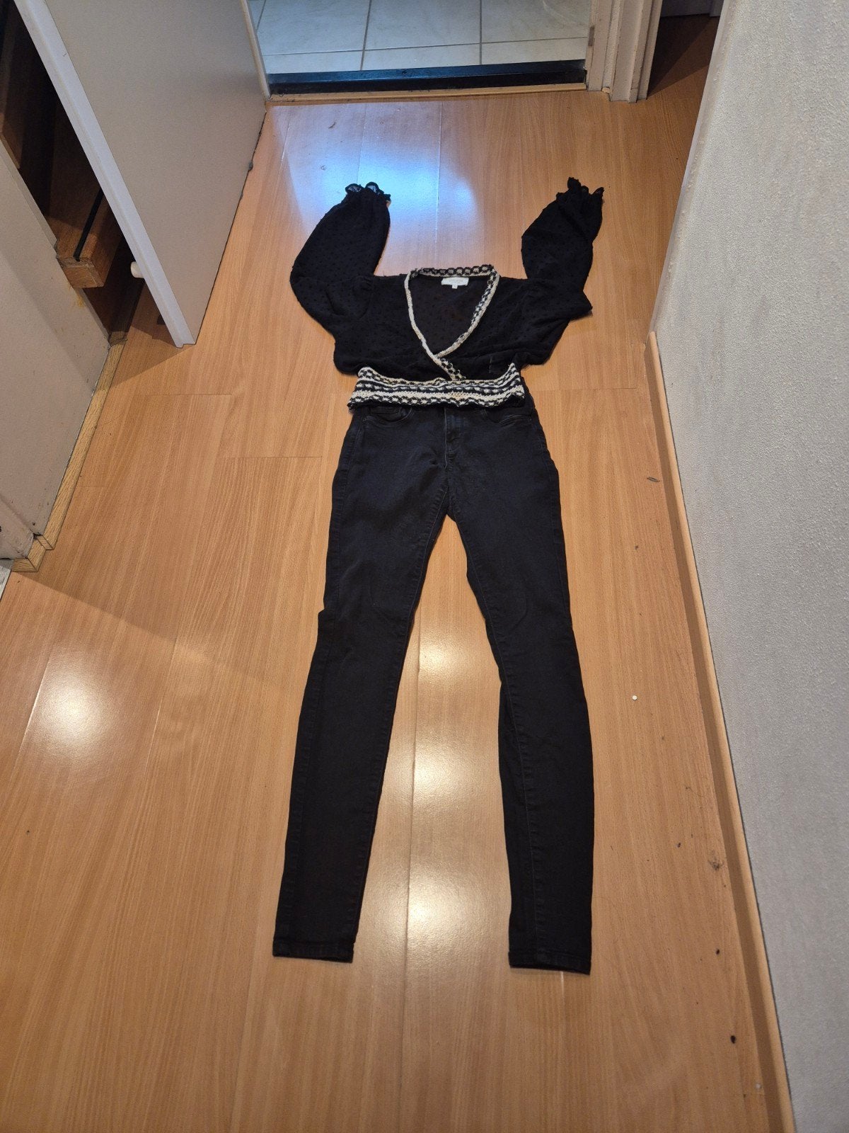 Complete Date Night Outfit: Zwarte Top (S) + Skinny Jeans (S, Onbekend, Ophalen of Verzenden, Zo goed als nieuw