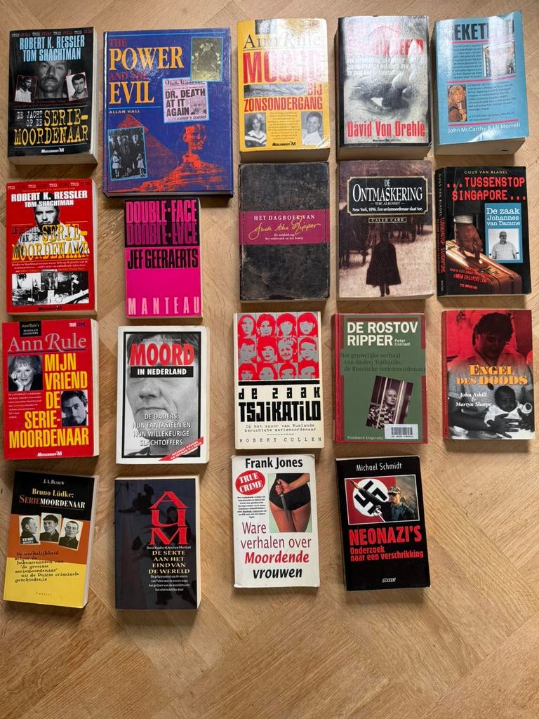 Complete set True Crime boeken – seriemoordenaars (19 stuks), Ophalen, Zo goed als nieuw, Overige
