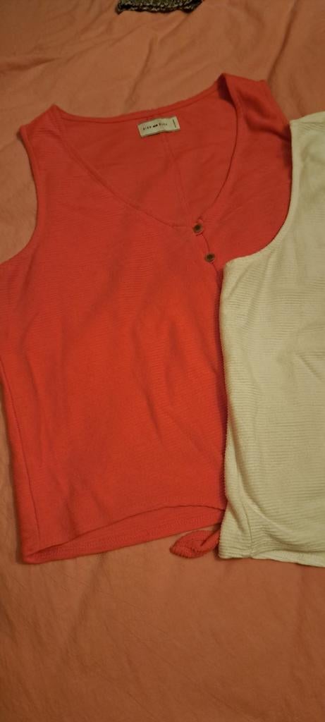 2x Geribbelde Top met Knoopjes - Koraalrood & Crème, Kleding | Dames, Maat 38/40 (M), Oranje, Ophalen of Verzenden, Zo goed als nieuw