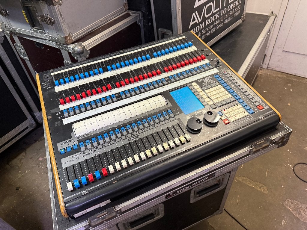 Avolites Pearl 2000 DMX controller + case (2004 software), Muziek en Instrumenten, Licht en Laser, Gebruikt, Licht, Ophalen