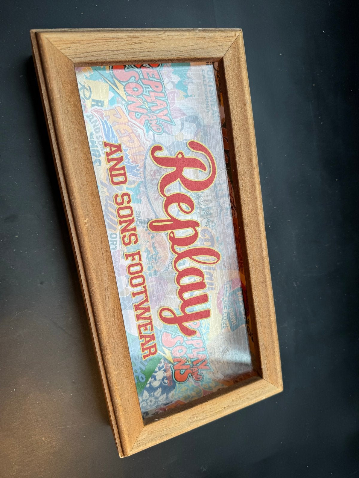 Replay shop sign - Houten lijst met Replay logo, Huis en Inrichting, Gebruikt, Meerkleurig, Ophalen of Verzenden, Vintage