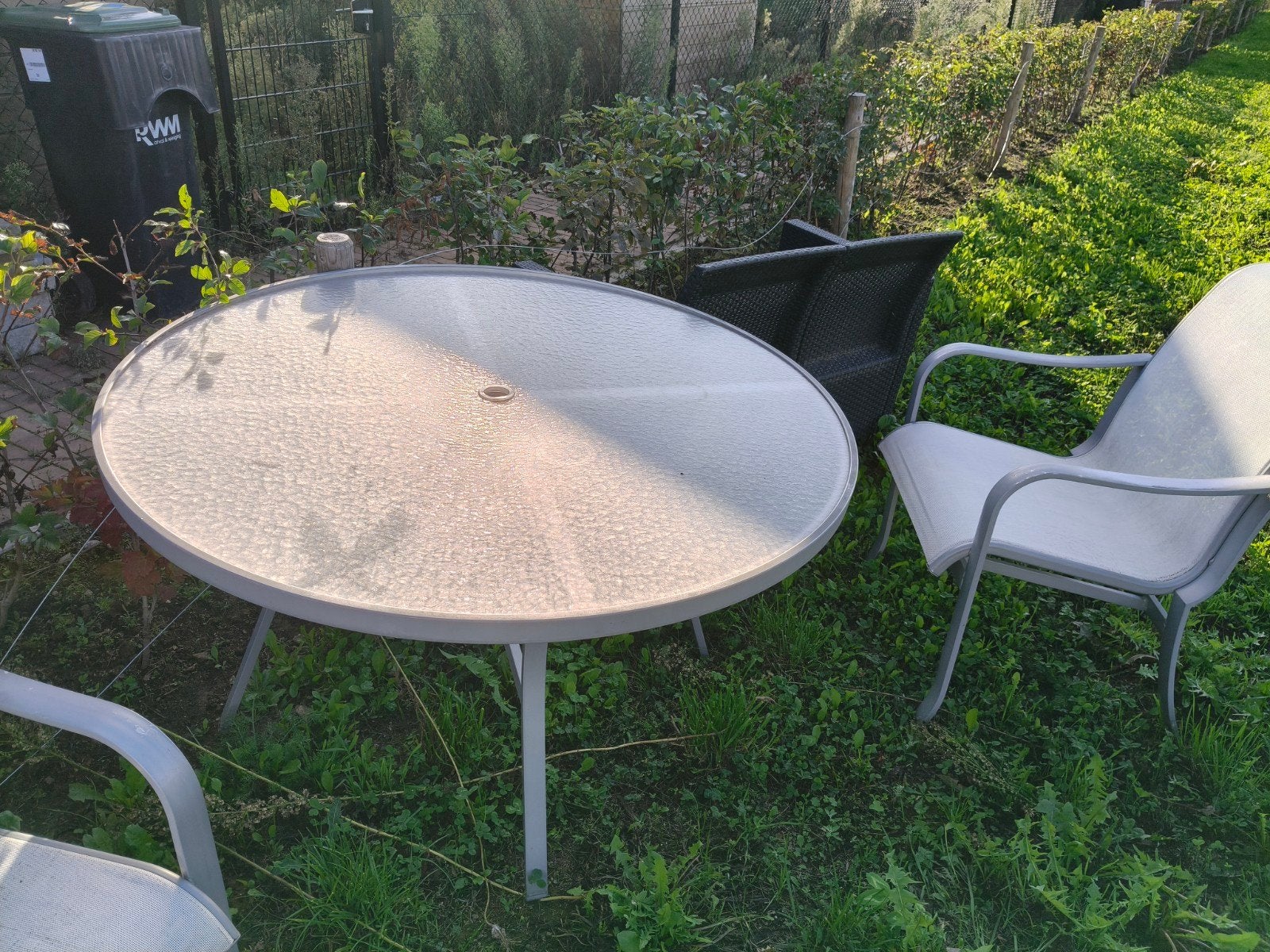 Grijs en wit tuinset, gebruikt, Ophalen, 4 zitplaatsen, Gebruikt, Aluminium