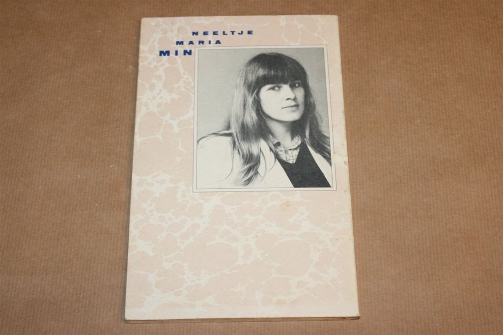 Een Vrouw Bezoeken — Gedichten Neeltje Maria Min 1985, Boeken, Ophalen of Verzenden, Gelezen