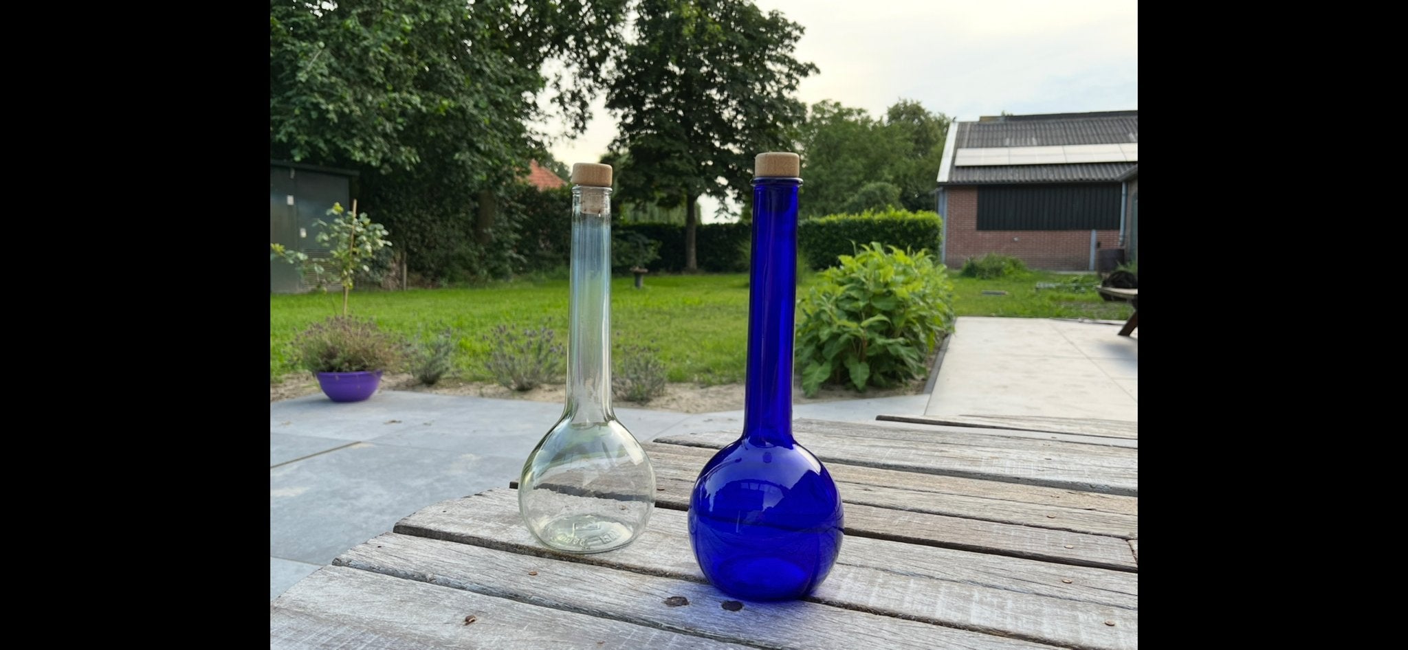 Decoratieve glazen flessen (blauw en transparant), Ophalen of Verzenden, Zo goed als nieuw, 28 cm
