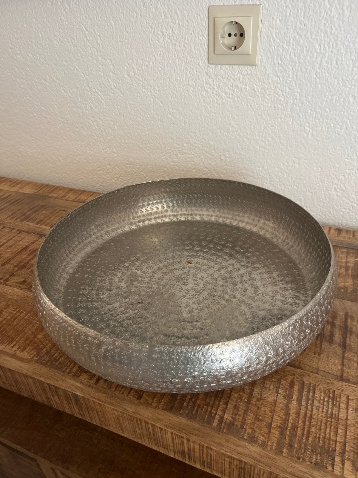 Grote zilverkleurige metalen schaal, gehamerd design, Ophalen, Schaal, Rond, Zo goed als nieuw