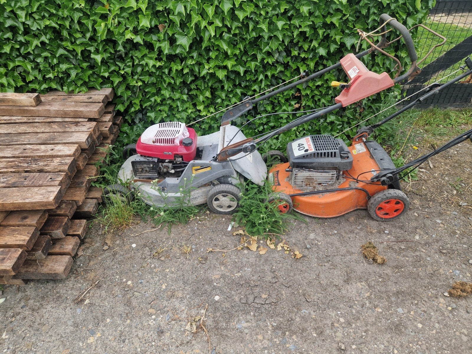 2x Grasmaaiers (Benzine) - Opknappers of voor onderdelen, Tuin en Terras, Ophalen of Verzenden