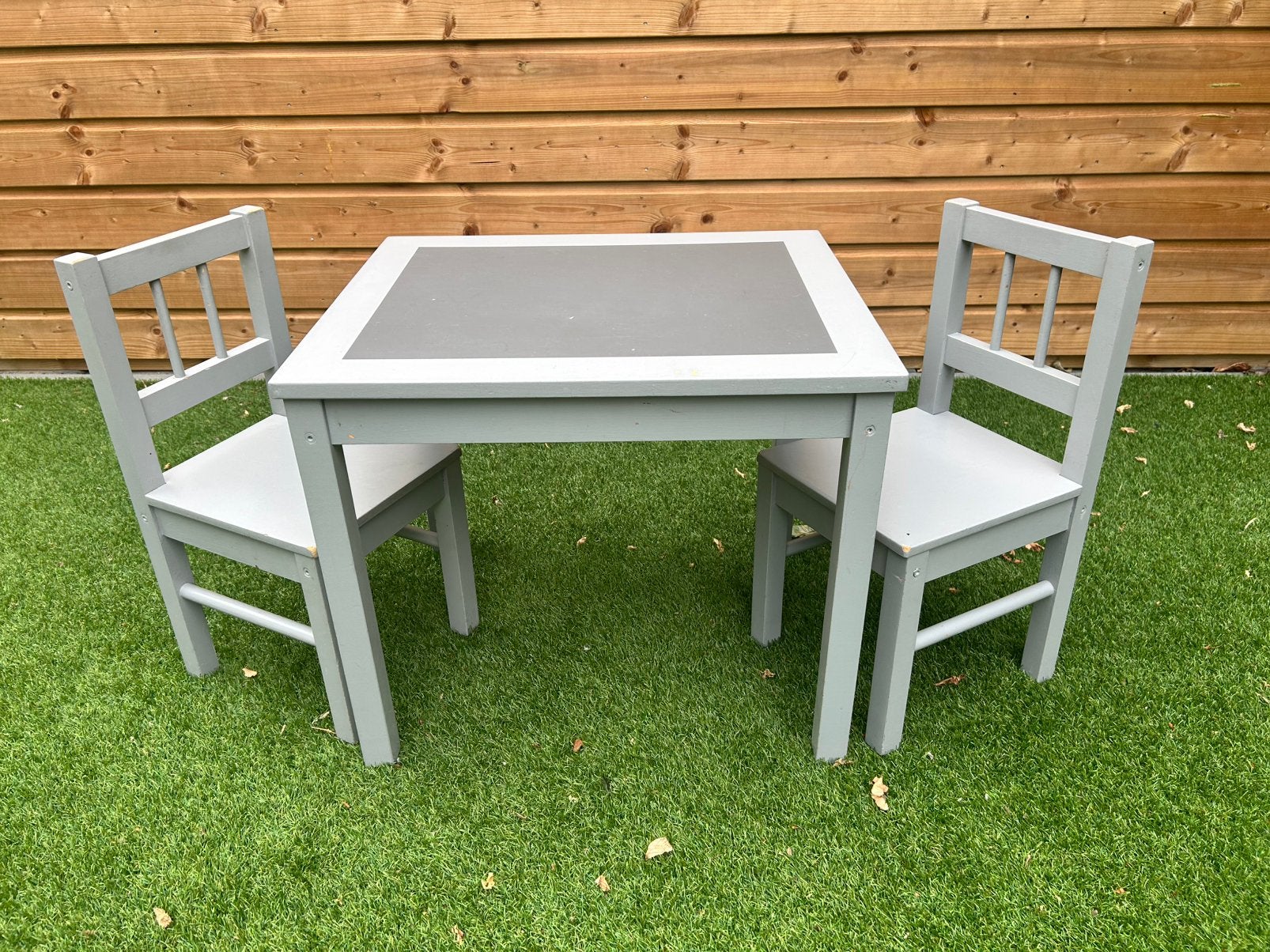 Kindertafel met 2 stoelen, Kinderen en Baby's, Kinderkamer | Tafels en Stoelen, Ophalen, Zo goed als nieuw, Stoel(en)