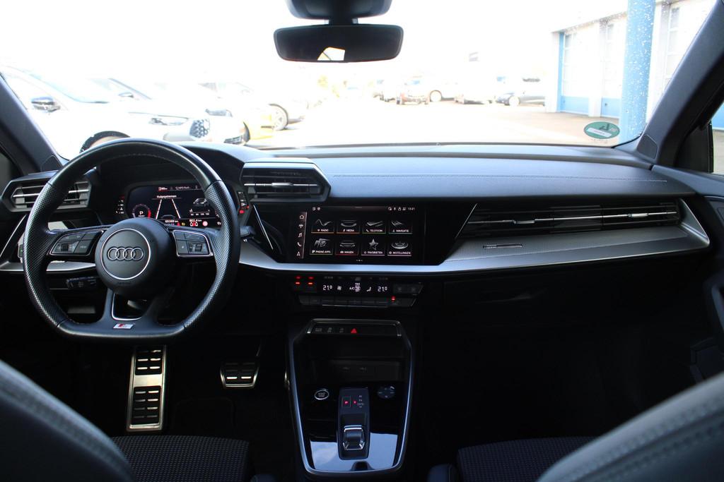 Audi A3 Limousine 30 TFSI S edition 19'' Lichtmetalen Velgen, Gebruikt, Traction-control, Leder en Stof, Zwart