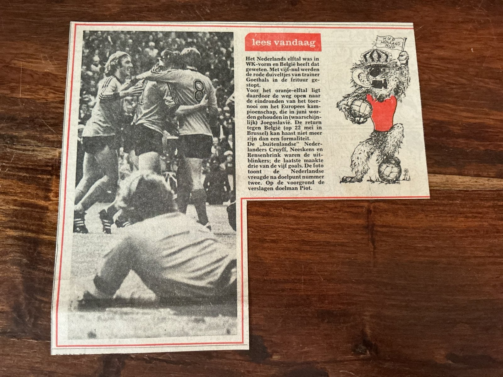 Voetbal krantenartikel Belgie Nederland april 1976 .., Verzamelen, Tijdschriften, Kranten en Knipsels, Ophalen of Verzenden, 1960 tot 1980