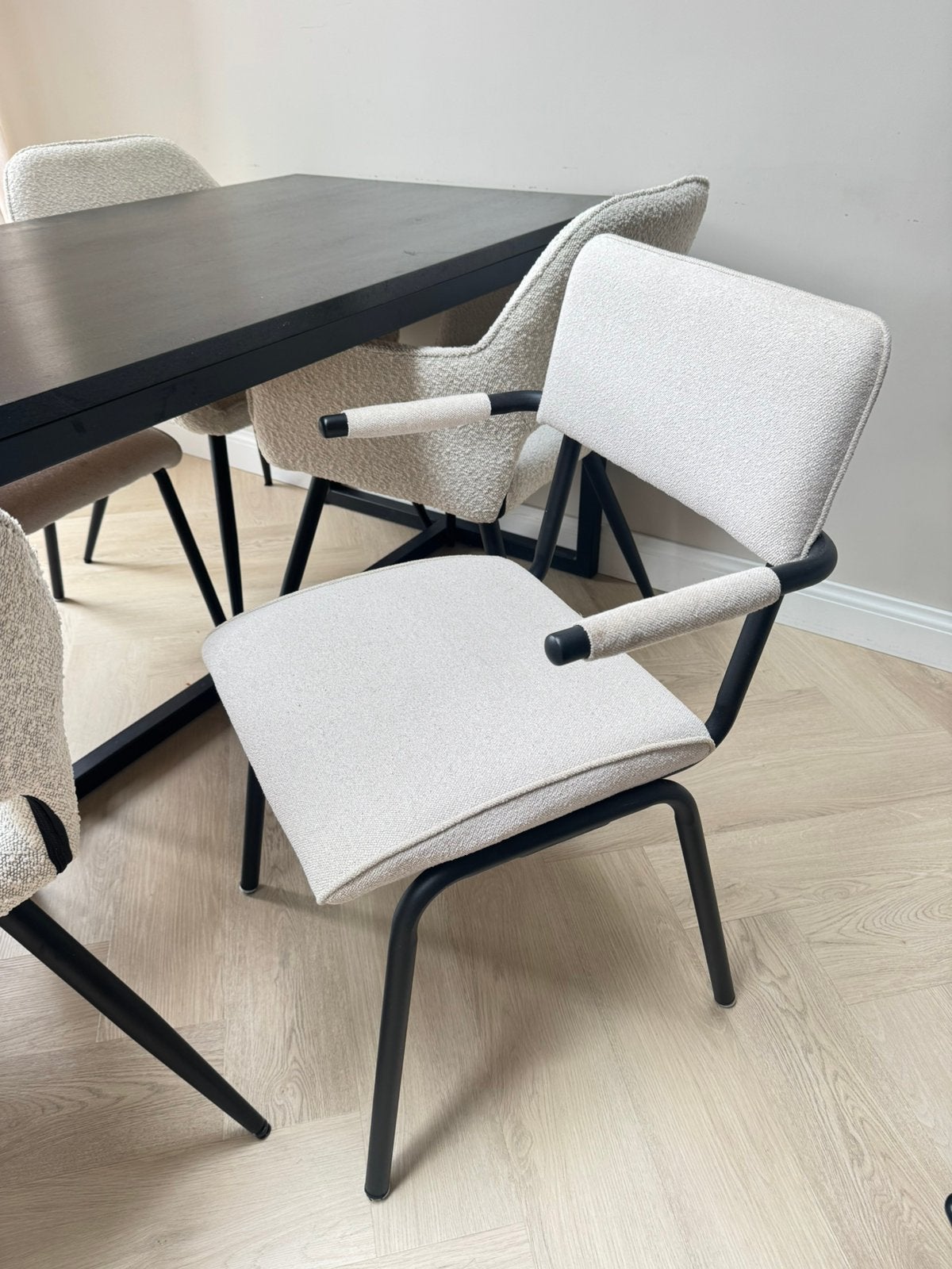 Foto 6 van Eettafel + 6 eetkamerstoelen – zwart hout & bouclé