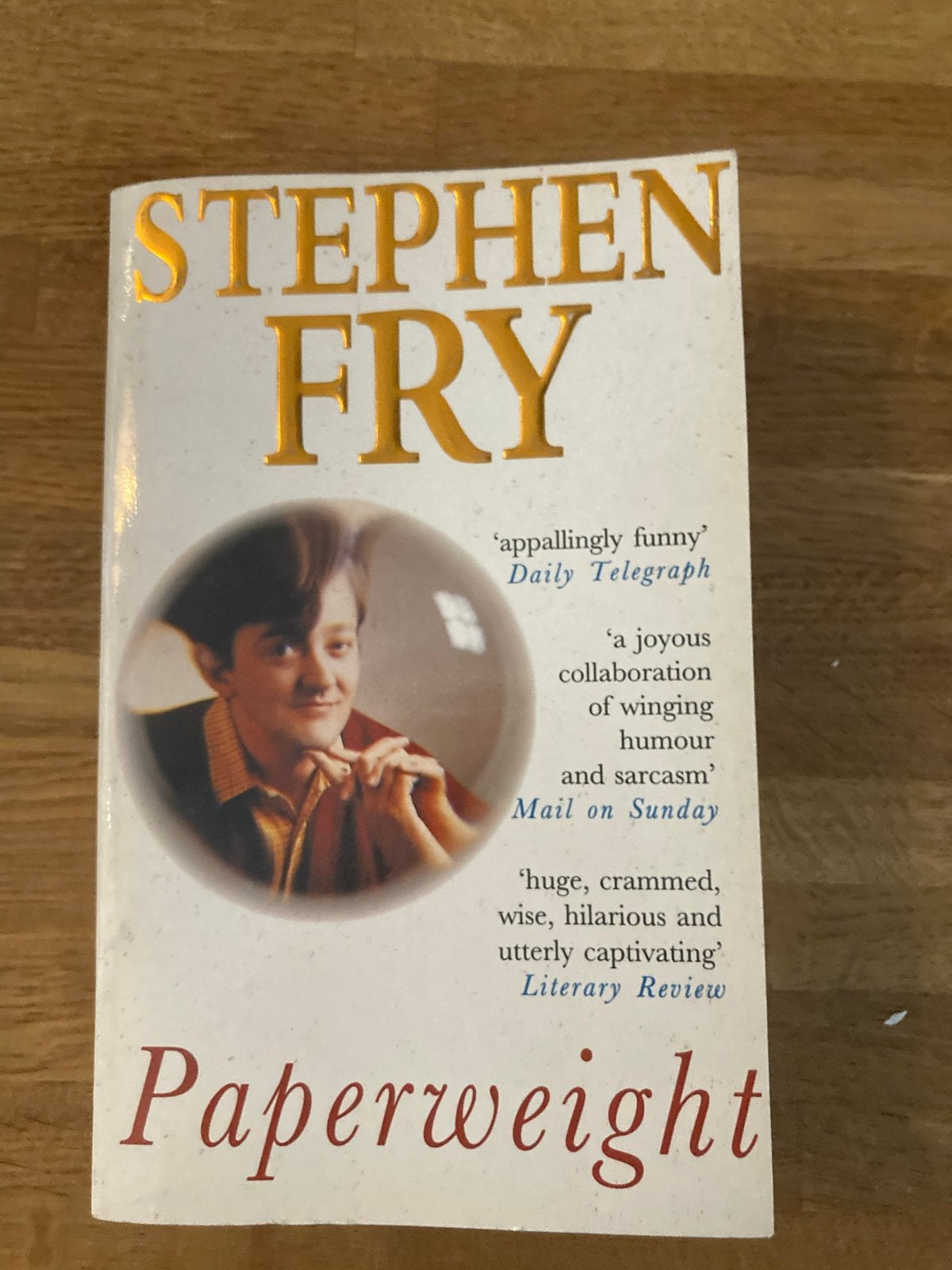 Paperweight - Stephen Fry (Engels), Boeken, Ophalen of Verzenden, Gelezen