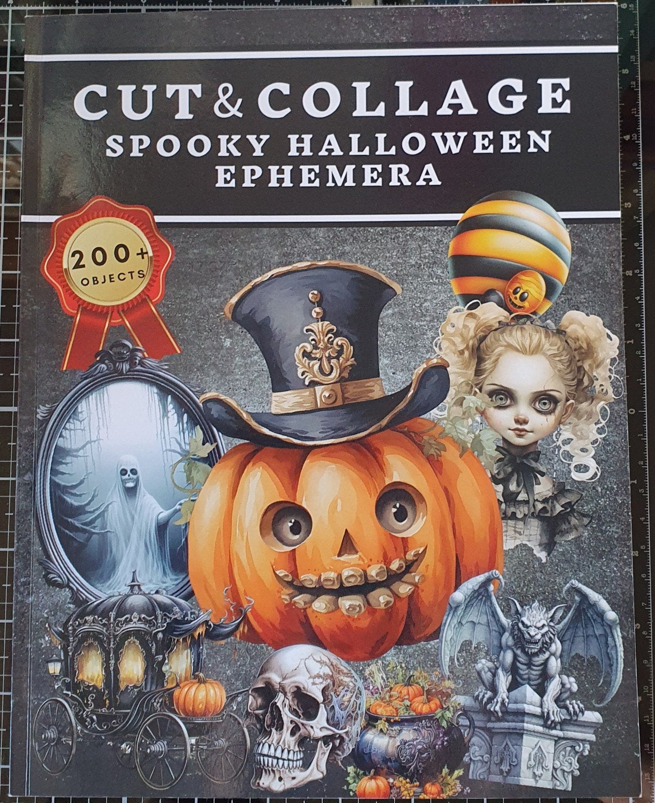 Cut and Collage spooky halloween ephemera, Ophalen of Verzenden, Gebruikt, Overige thema's, Overige typen