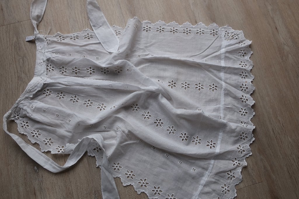 SCHORTJE MET OPENGEWERKTE BLOEMEN ca. 1930, Ophalen of Verzenden, Dames