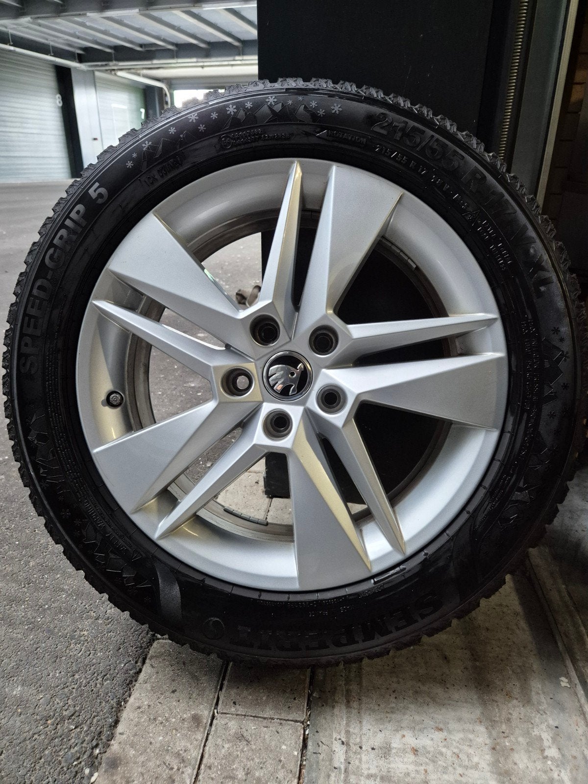 5x112 / 17inch ORGINEEL SKODA KAROQ / SUPERB WINTERSET 215 5, Ophalen, 215 mm, Banden en Velgen, 17 inch