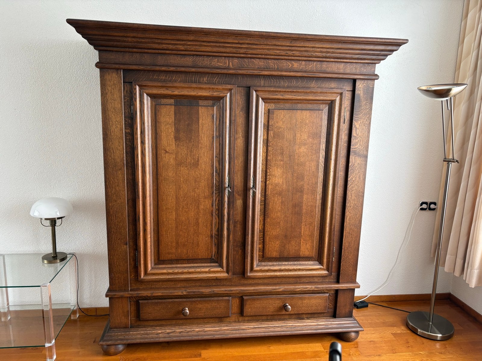 Antieke houten servieskast met twee deuren en lades, Ophalen