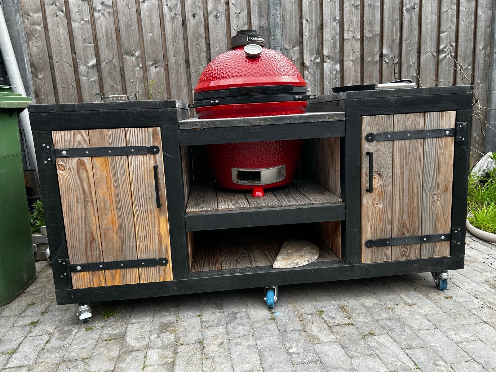 Kamado BBQ meubel met betonnen blad en opbergruimte, Tuin en Terras, Barbecue-accessoires, Ophalen, Gebruikt