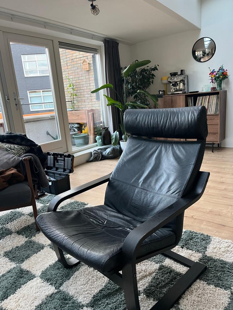 Zwarte leren fauteuil (Poäng Ikea), Huis en Inrichting, Ophalen, Zo goed als nieuw, 75 tot 100 cm, 50 tot 75 cm