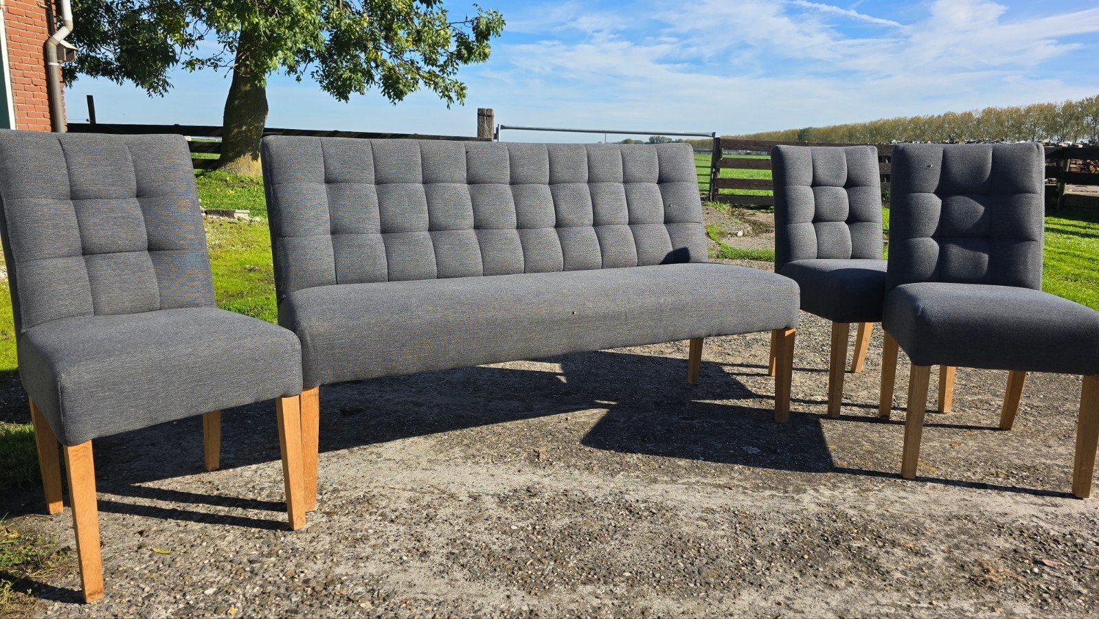 Eetkamerstoelen en bank Wood - Grijs stof met houten poten, Huis en Inrichting, Ophalen, Hout, Zo goed als nieuw, Vier