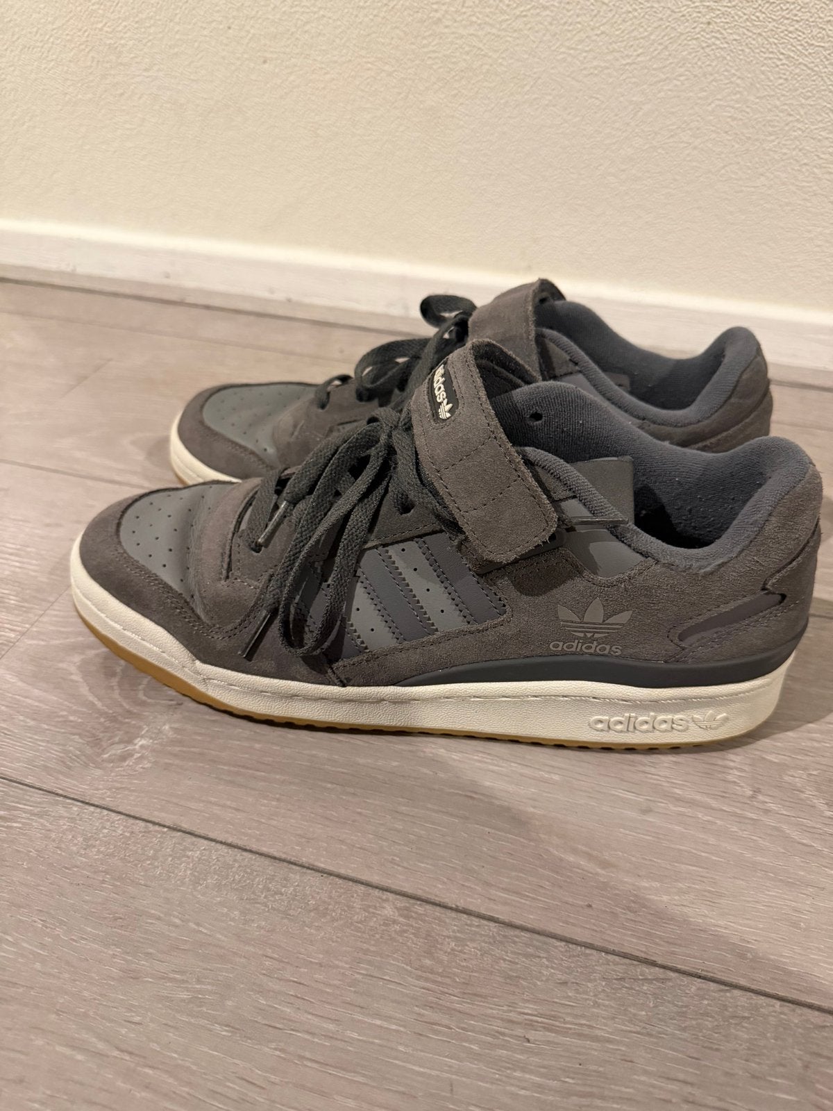 Adidas Originals Forum Low Grijs Wit Gum Maat 46 Heren, Overige kleuren, Ophalen of Verzenden, Sneakers of Gympen, Zo goed als nieuw