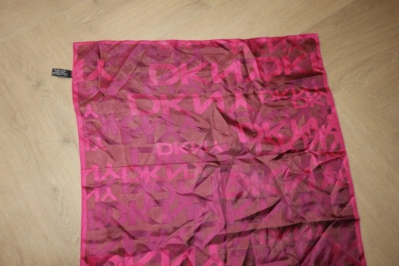DKNY shawl zijde paars roze tinten merk in de stof., Verzenden, Zo goed als nieuw, Sjaal, Maat 46/48 (XL) of groter