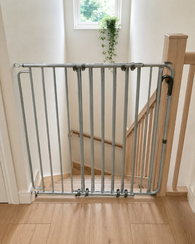 Verstelbaar traphekje metaal – grijs/zilver, Kinderen en Baby's, Traphekjes, Ophalen, Zo goed als nieuw, 115 cm of meer, Metaal of IJzer