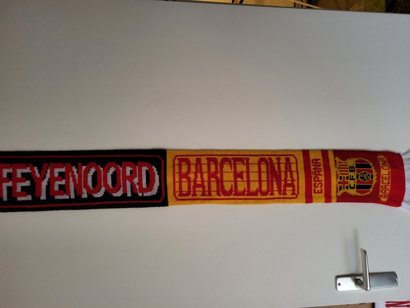 hel oude sjaal fc Barcelona tegen Feyenoord  van vroeger!, Ophalen of Verzenden, Gebruikt, Feyenoord, Vaantje of Sjaal