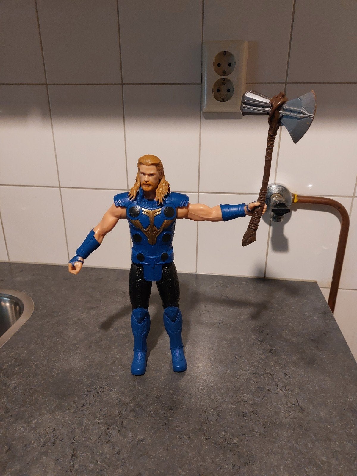 Thor actiefiguur 30 cm met Stormbreaker, Ophalen of Verzenden, Zo goed als nieuw