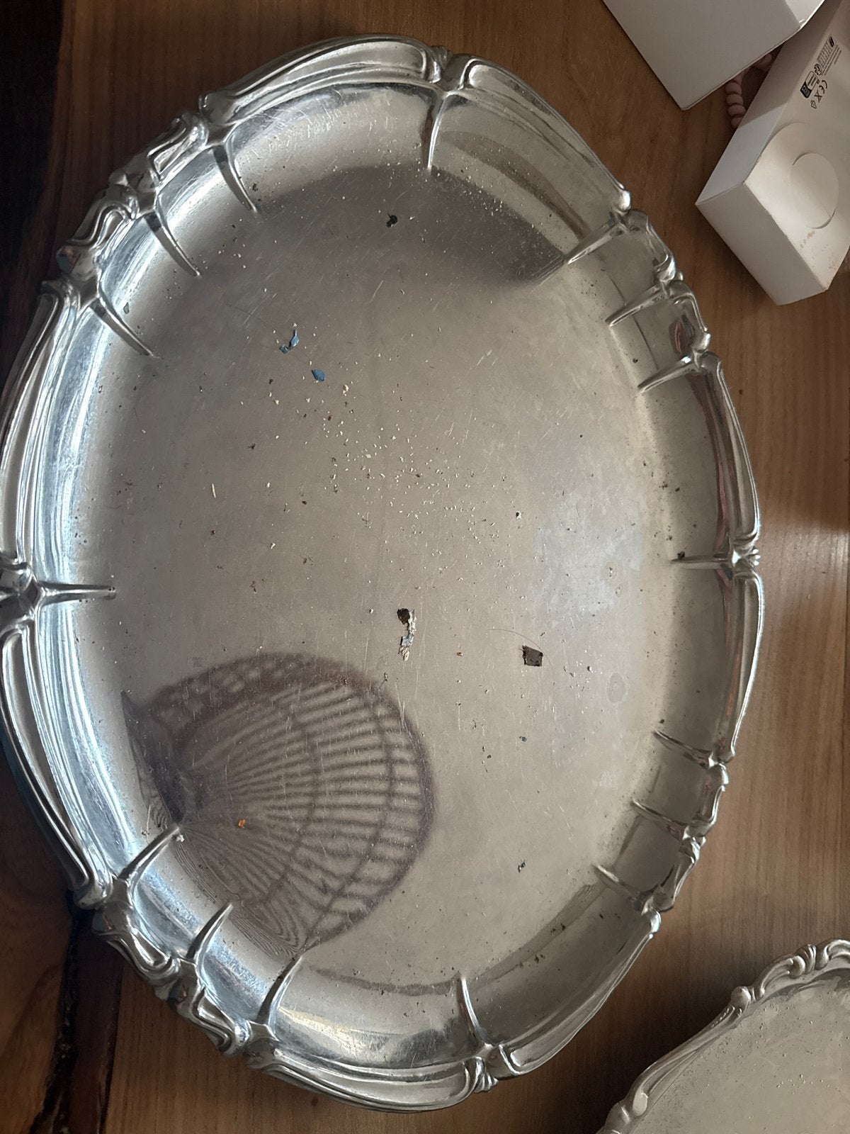 Grote zilverkleurige opdienschaal, Ophalen
