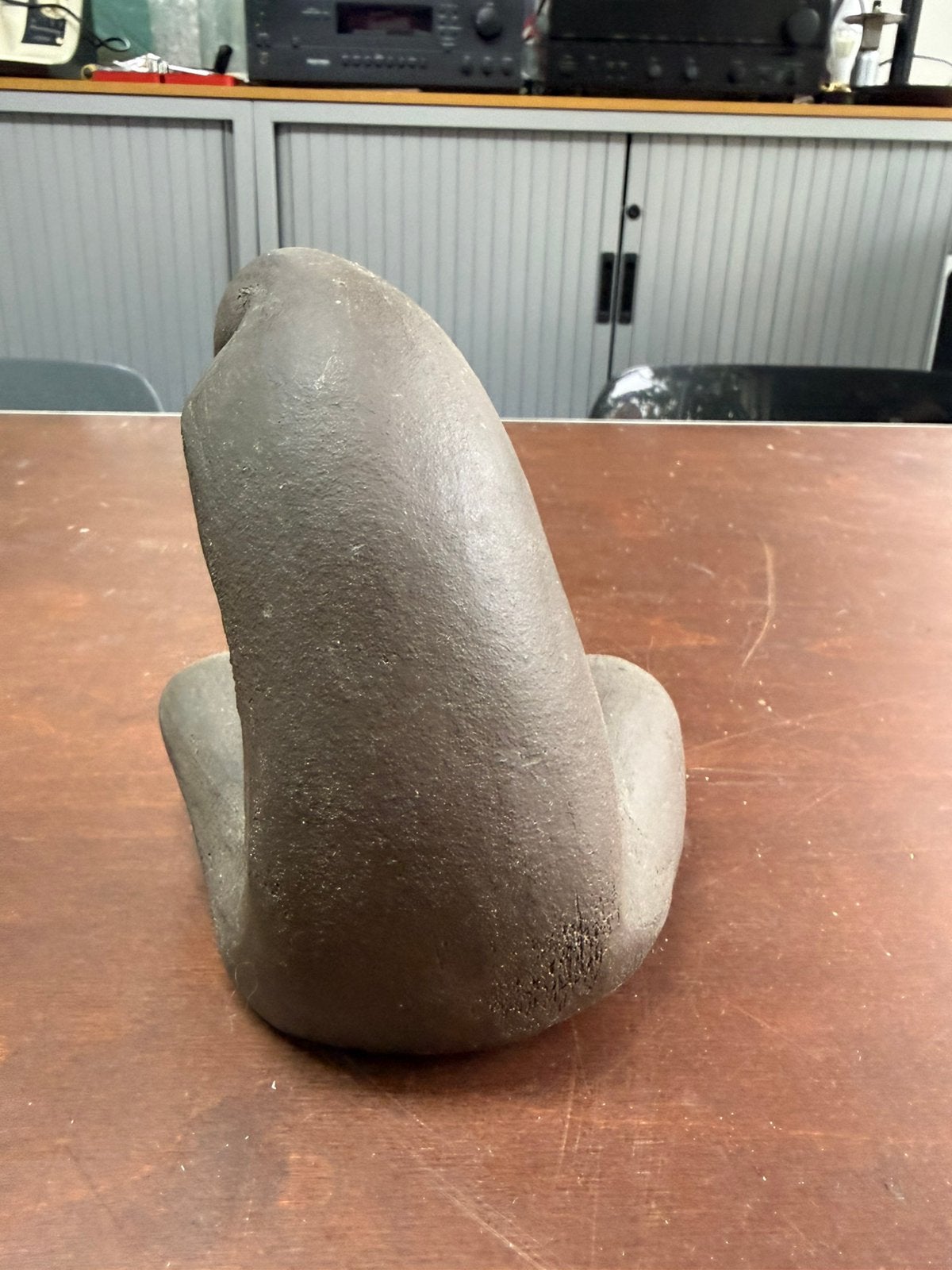 Keramiek scultuur zittend mens 15 cm, Overige onderwerpen, Minder dan 20 cm, Ophalen of Verzenden, Handgemaakt