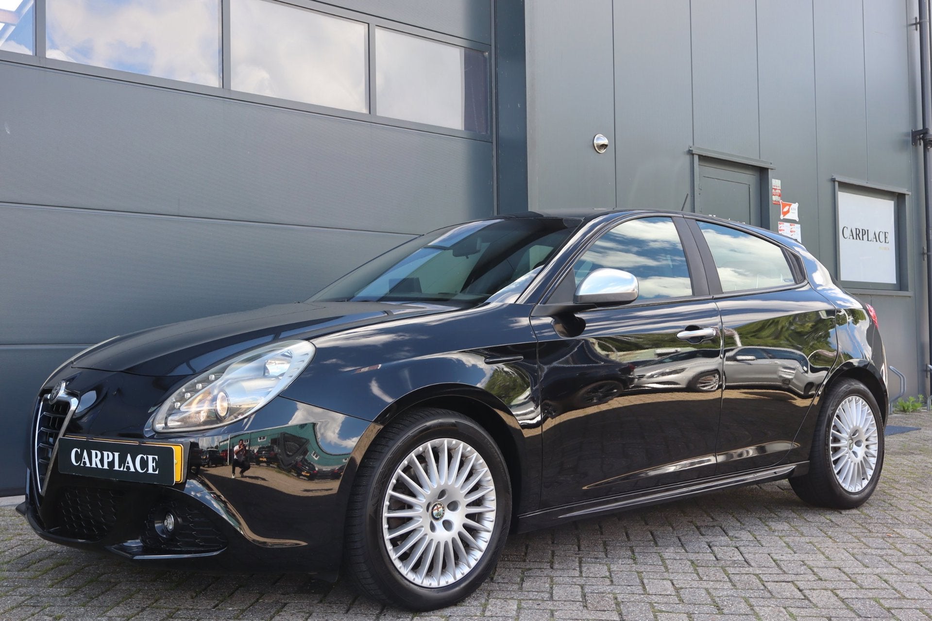 Alfa Romeo Giulietta 1.4 T Distinctive-Automaat-Clima, Auto's, Alfa Romeo, Euro 5, Zwart, 4 cilinders, Zwart