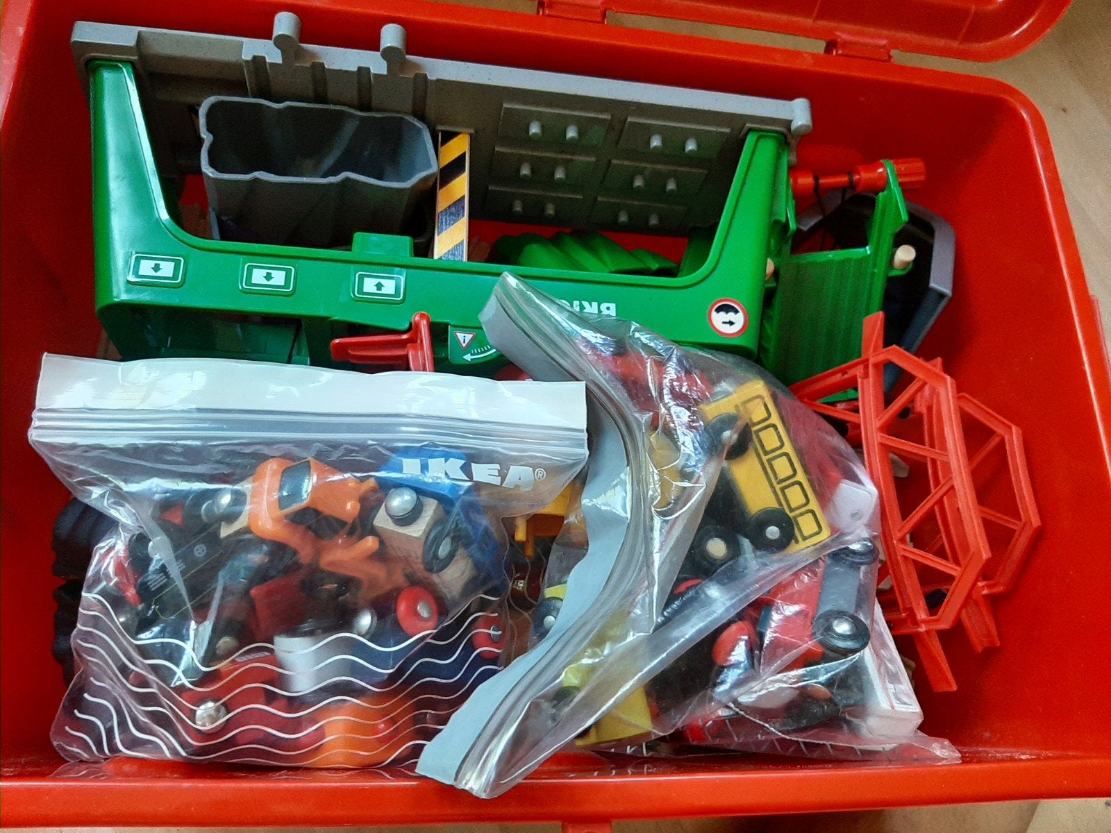 Giga hoeveelheid houten treinrails en acc. & bak (Brio&Ikea), Kinderen en Baby's, Speelgoed | Houten speelgoed, Ophalen of Verzenden
