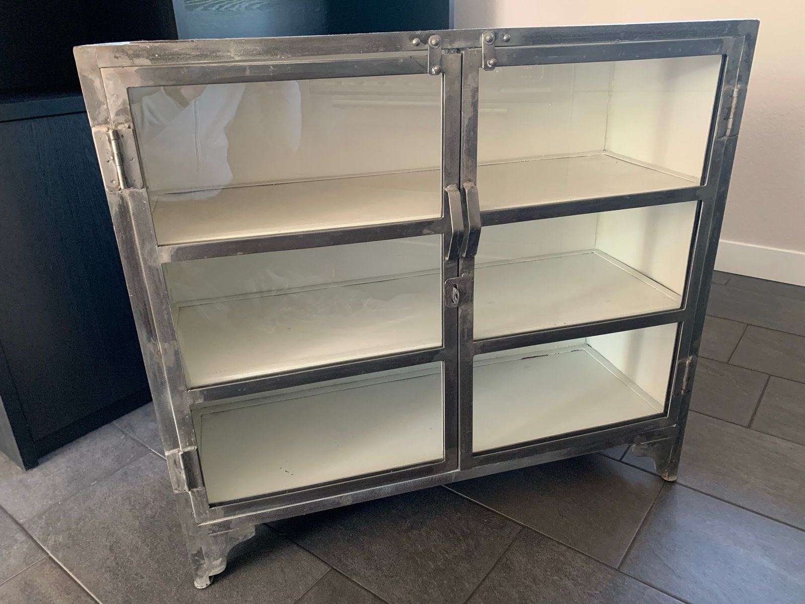 Industriële vitrinekast / dressoir met glazen deuren, Huis en Inrichting, Ophalen, Zo goed als nieuw