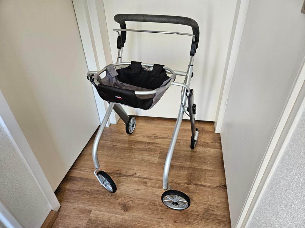 Trust lichtgewicht thuis rollator, Diversen, Rollators, Ophalen, Opvouwbaar, Zo goed als nieuw