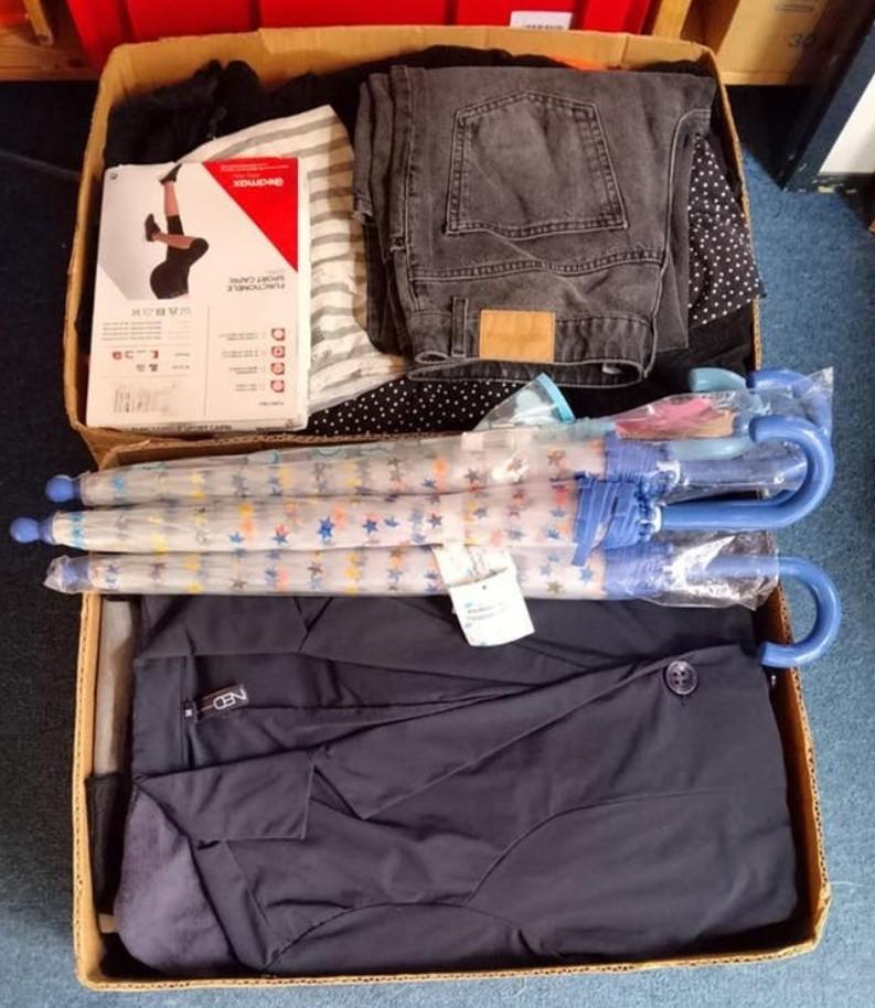 4 bananendozen vol. Kleding, schoenen, diversen., Ophalen, Gebruikt