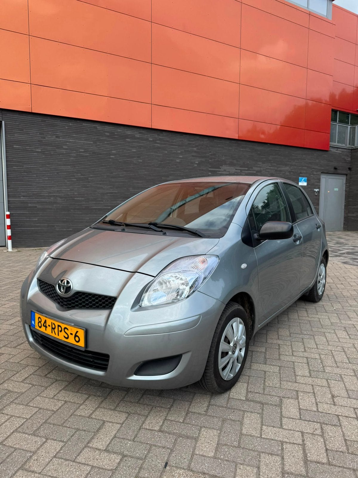 Toyota Yaris 1.0 12V Vvt-i 5DR Terra 2011 Grijs, Auto's, Voorwielaandrijving, 40 €/maand, 750 kg, Bedrijf