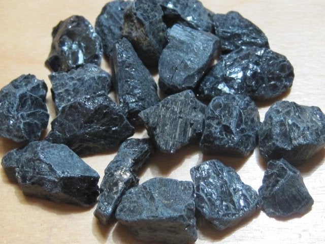 min. 100Kt ruwe edelstenen ZWARTE TOERMALIJN (6), Verzenden, Mineraal