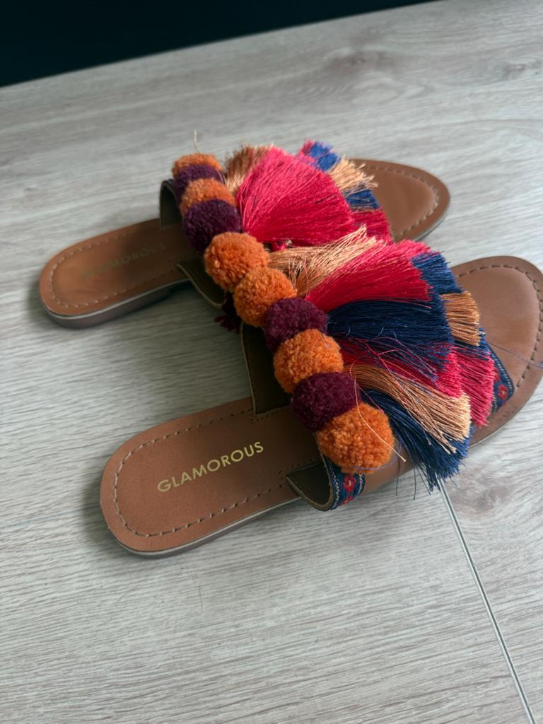 Glamorous slippers met kwastjes en pompons - Maat 37, Ophalen of Verzenden, Gedragen, Overige kleuren, Slippers